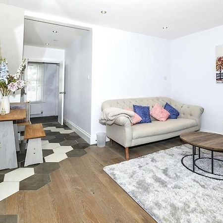 Lovely 2-Bed In Windsor Free Parking, 1 Mile From Legoland Exteriör bild