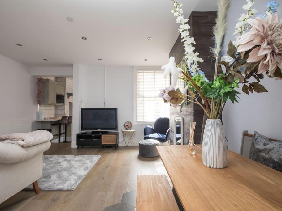 Lovely 2-Bed In Windsor Free Parking, 1 Mile From Legoland Exteriör bild