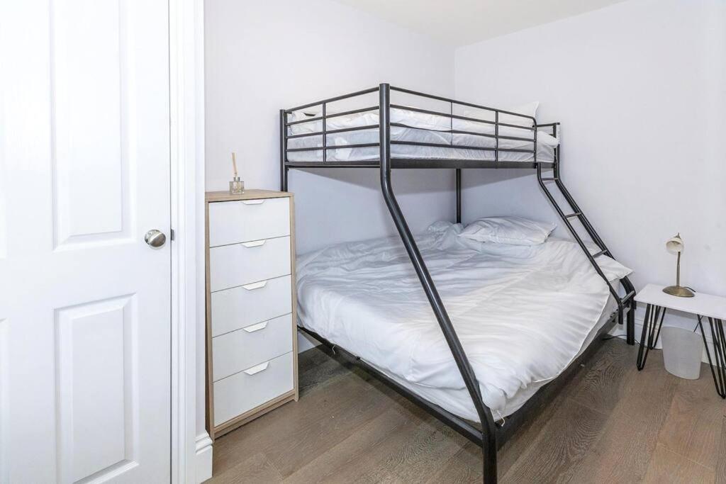 Lovely 2-Bed In Windsor Free Parking, 1 Mile From Legoland Exteriör bild